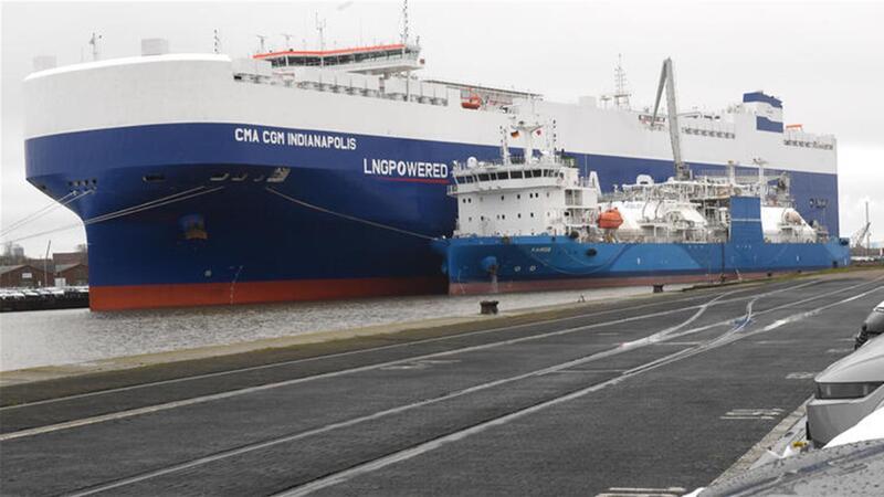 Das LNG-Tankschiff „Kairos“ hat erstmals im Hafen verflüssigtes Erdgas übergeben.