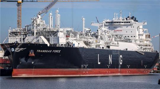 Das LNG Terminal-Schiff Transgas Force liegt im Kaiserhafen Drei an der Lloyd-Werft in Bremerhaven.
