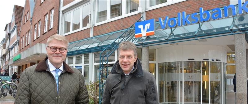 Das Lächeln ist doppelt berechtigt: Die Volksbank-Chefs Ulrich Sievert (links) und Henning Porth freuen sich über eine gute Bilanz und die neuen Räume (links) neben dem Volksbankgebäude am Pferdemarkt in Stade.