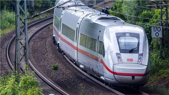Das Land MV zahlt einen niedrigen einstelligen Millionenbetrag für den Erhalt der schnellen Frühverbindung von Rostock über Schwerin nach Hamburg. (Archivbild) 