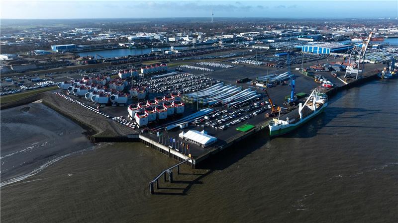 Das Land Niedersachsen investiert 30 Millionen Euro in eine neue Hafenstraße in Cuxhaven. (Archivbild)