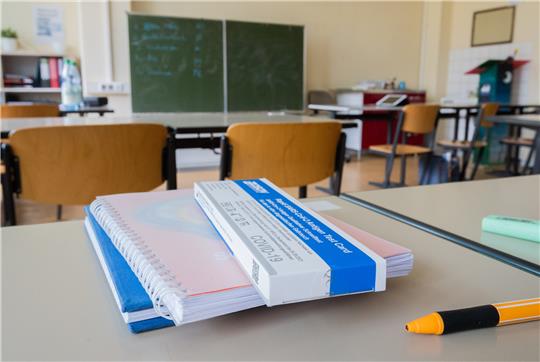 Das Land Niedersachsen stellt für alle, die sich weiterhin vor dem Gang in die Schule oder die Kita testen möchten, drei Testkits pro Woche kostenlos zur Verfügung. Foto: Stratenschulte/dpa