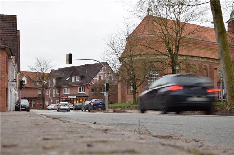 Das Land Niedersachsen will die Ortsdurchfahrt in Steinkirchen und Grünendeich sanieren. Die möglichen Varianten wurden im Mai präsentiert. Foto: Battmer