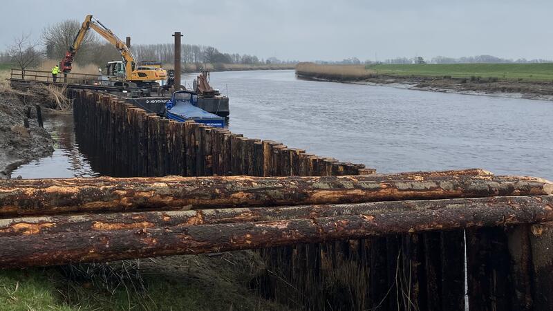 Das Land lässt zum Schutz des Oste-Ufers eine Pfahlwand in Großenwörden bauen.
