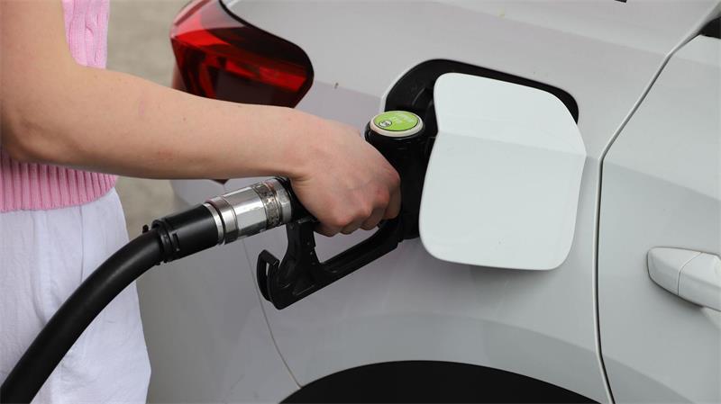 Das Land prüft 21.000 mögliche Verstöße gegen die sogenannte 12-Uhr-Regel für Tankstellen. (Symbolbild)