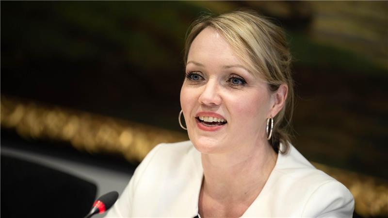 Das Land soll laut Laura Pooth „Druck aus dem Kessel nehmen“.