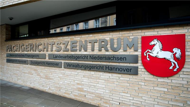 Das Landesarbeitsgericht musste entscheiden, ob VW zwei Managern Schadenersatz und Schmerzensgeld zahlen muss. (Archivbild)