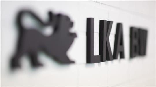 Das Landeskriminalamt Baden-Württemberg hat mit Unterstützung der örtlichen Behörden Wohnungen und Geschäftsräume durchsucht. (Archivbild)