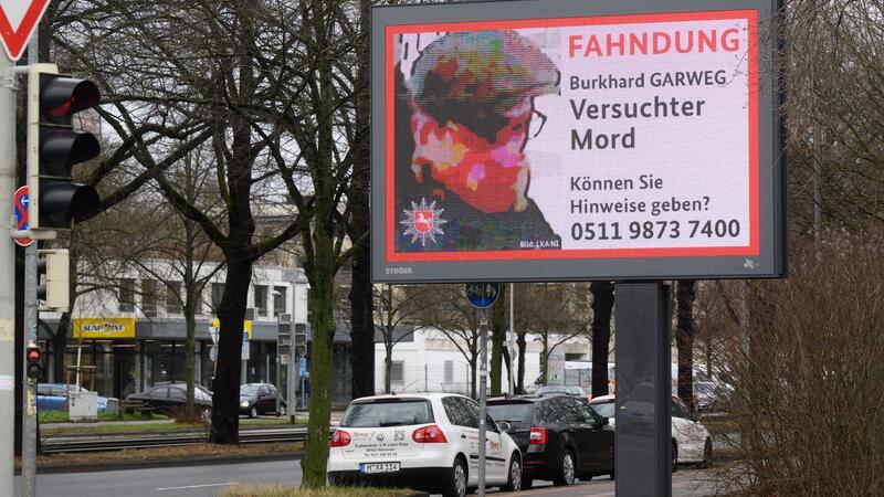 Rund 250 Hinweise zu Ex-RAF-Terroristen eingegangen Das Landeskriminalamt Niedersachsen fahndet auf einer digitalen Anzeigetafel nach Burkhard Garweg.