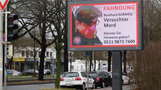 Das Landeskriminalamt Niedersachsen fahndet auf einer digitalen Anzeigetafel nach Burkhard Garweg.