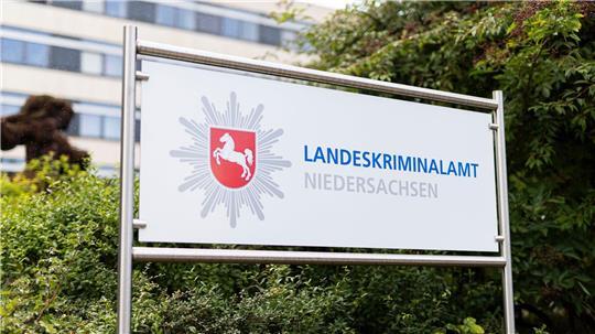 Das Landeskriminalamt Niedersachsen fahndet weiter nach einem verurteilten Mörder. (Archivbild) 