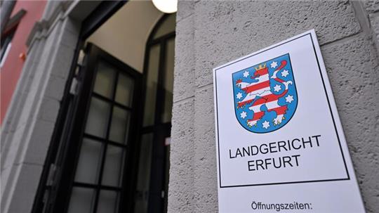 Das Landgericht Erfurt verhandelt einen Fall gegen einen 74-jährigen Mann, der in seiner Wohnung operative Eingriffe an mehreren Männern gegen Bezahlung durchgeführt haben soll.