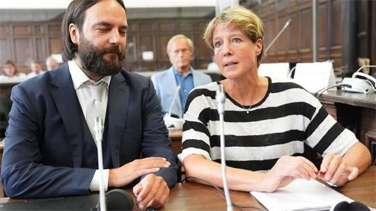 Das Landgericht Hamburg hat der Angeklagten Christina Block wegen der Übergabe eines Briefes an eine Sachverständige eine Verdunklungshandlung vorgeworfen.