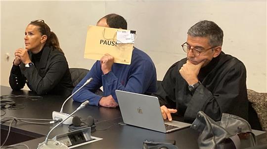 Das Landgericht Hamburg hat einen Messerangriff in einer Flüchtlingsunterkunft als versuchten Mord bewertet und den Angeklagten zu gut fünf Jahren Haft verurteilt. 