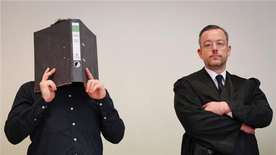 Das Landgericht Hamburg verurteilte den Angeklagten (links, neben seinem Verteidiger) wegen Geiselnahme und weiterer schwerer Straftaten zu zwölf Jahren Haft.