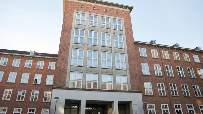 Das Landgericht Kiel: Nachdem die Staatsanwaltschaft Rechtsmittel gegen ein Urteil des Amtsgerichtes Neumünster eingelegt hat, landet der Fall hier vor einer Strafberufungskammer.