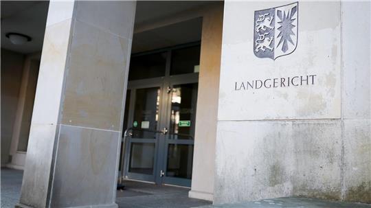 Das Landgericht Kiel hat nach Messerstichen die Unterbringung eines 18-Jährigen in einer Psychiatrie angeordnet. (Symbolbild)