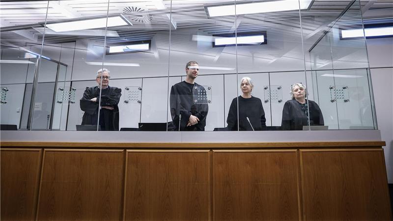 Das Landgericht Verden lehnte die Anträge der Verteidigung ab. Die frühere RAF-Terroristin Daniela Klette (2.v.r.) wird von Ulrich von Klinggräff, Lukas Theune und Undine Weyers (v.l.) vertreten.