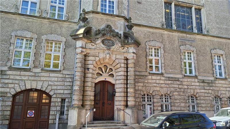 Das Landgericht in Stade an einem sonnigen Frühlingsmorgen.