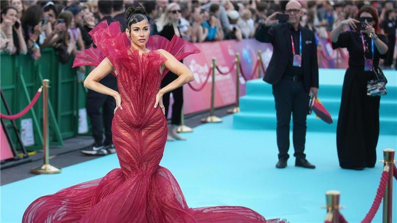 Zum ESC-Auftakt greift Sarah Engels zu roter Flammenrobe Das Lange Kleid von Sarah Engels war nicht immer einfach zu bändigen.