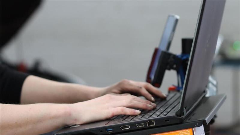 Das Laptop in der Werkstatt unterstützt die Hochvoltexperten auch bei der Fehleranalyse.