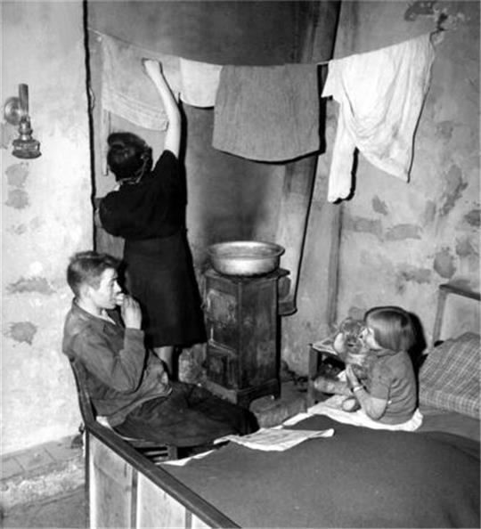 Das Leben der Besiegten war von Hunger, Elend, Wohnungsnot geprägt. Der Winter 1946/47 brachte nie dagewesene Kälte. Hunderttausende starben.Foto: Frm