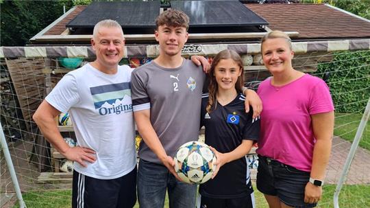 Das Leben von Christian, Ben, Ida und Lena Brugner (von links) wird vom Fußball bestimmt.