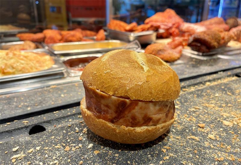 Das Leberkäse-Brötchen ist der Renner bei Lesser.