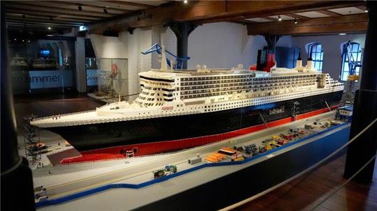 Das Lego-Modell der „Queen Mary 2“ steht im Internationalen Maritimen Museum Hamburg in der Hafencity. Die „Queen Mary 2“, vor 16 Jahren in rund 1.200 Arbeitsstunden aus 780.000 Legosteinen entstanden, erhält bis zum 24. Juni eine Schönheitskur.