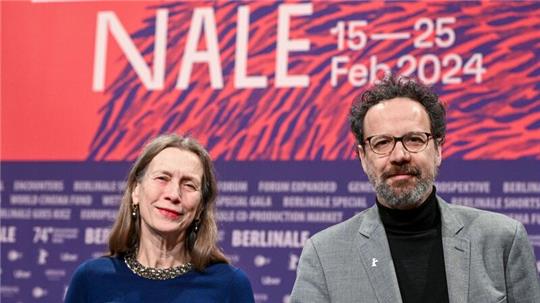 Das Leitungs-Duo der Berlinale, Mariette Rissenbeek, Geschäftsführerin, und Carlo Chatrian, künstlerischer Direktor, stehen bei der Bekanntgabe des Berlinale-Programms 2024 auf der Bühne.