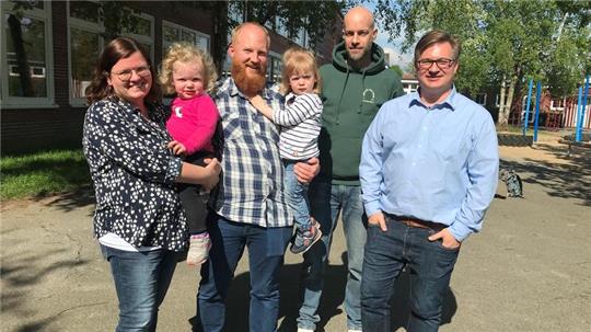 Das Leitungsteam der Grund- und Oberschule (GOBS) Nordkehdingen besteht aus (von rechts) Schulleiter Torben Zimpel, seinem kommissarischen Stellvertreter Dennis Schönbeck und dem Ehepaar Andreas und Manuela Thorbahn mit ihren Zwillingen, die morgens mit zur Schule fahren.