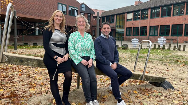 Das Leitungsteam ist seit Beginn des Schuljahres komplett: Lena Korte, Schulleiterin Julia Laing (Mitte) und Benjamin Schägner schwärmen vom Kollegium an der Grund- und Oberschule Oldendorf.