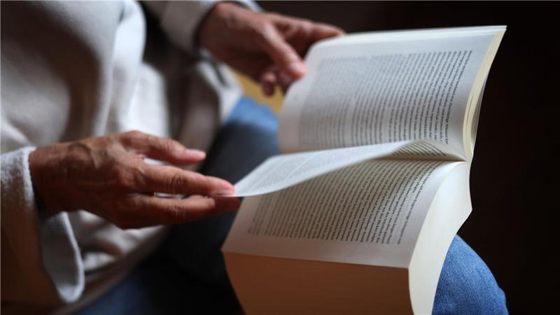 Das Lesen eines Buches wird noch immer gern gemacht. Gut jeder Dritte greift wie auch schon in den Vorjahren in seiner Freizeit regelmäßig zum Buch. (Symbolbild)