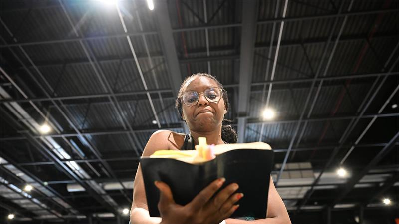 „Ist hart“: Das Warten der Brand-Evakuierten von Bordeaux Das Lesen in der Bibel hilft der gläubigen Christin, mit der schwierigen Lage umzugehen.