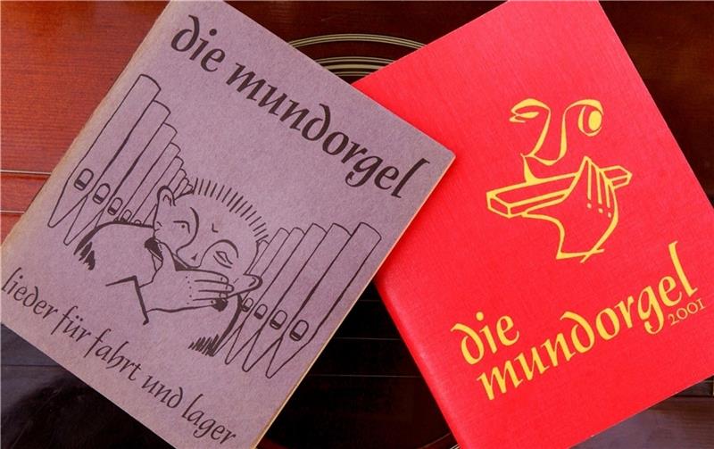 Die Mundorgel wird 70 – und wird in Hahle gefeiert Das“ Liederbuch für Fahrt und Lager“ enthält auch das Lied „Meine Oma fährt im Hühnerstall Motorrad“. Foto: Achim Scheidemann/dpa