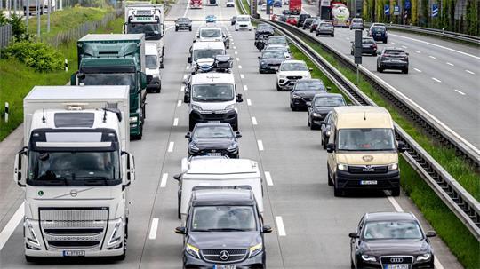 Das Lkw-Fahrverbot wird vorerst ausgesetzt. (Symbolbild)