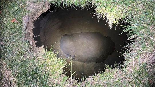 Das Loch in der Nähe des Fahrzeugs der Vermissten gehört wahrscheinlich zu einem alten Bergbauschacht. 