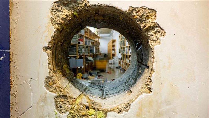 Das Loch in der Wand des Tresorraums. Auf diesem Weg stahlen Unbekannte Millionen aus mehr als 3.000 Schließfächern. (Handoutfoto)