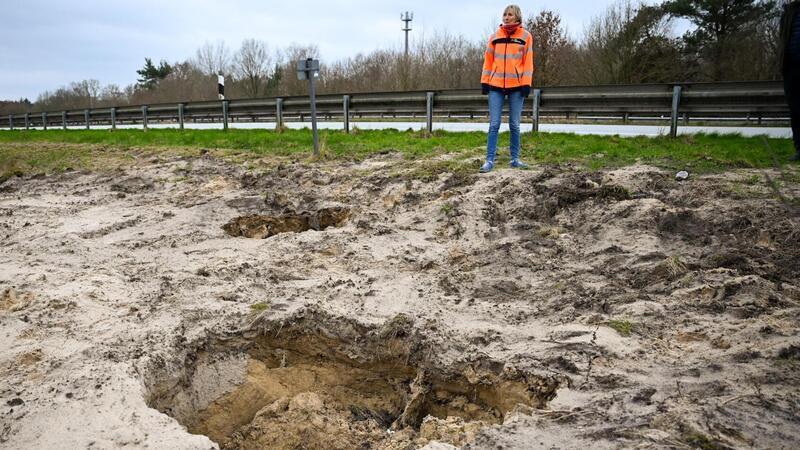 Das Loch neben der Fahrbahn führt zu der Sperrung der A27.