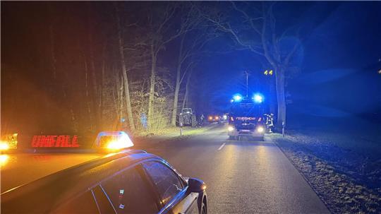 Das Löschfahrzeug der Feuerwehr Schwinge leuchtete die Unfallstelle für die Polizei aus.