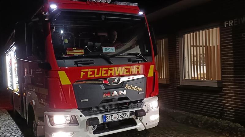 Das Löschfahrzeug ist seit März im Dienst und wurde nach einem früheren Kollegen auf den Namen Schröder getauft.