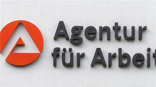 Das Logo der Agentur für Arbeit ist an dem Gebäudekomplex der Behörde zu sehen.