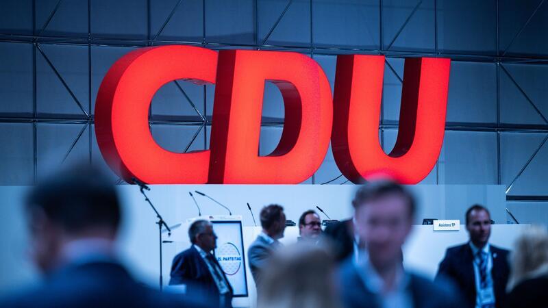 CDU fordert 100 Millionen Euro für Hochwasser-Soforthilfen Das Logo der CDU auf einem Parteitag.