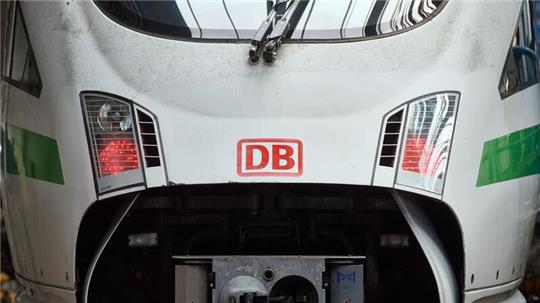 Das Logo der Deutschen Bahn ist auf der Front eines ICE zu sehen.