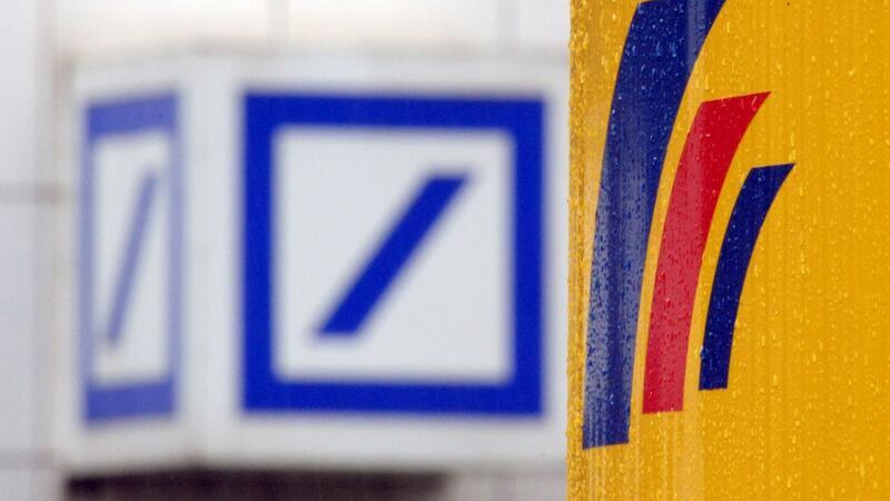 Postbank und DWS: IT-Probleme quälen die Deutsche Bank Das Logo der Deutschen Bank (l) und der Postbank.