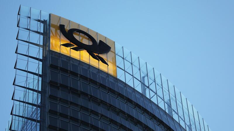 141 Orte haben keine Postfiliale, obwohl es eine geben muss Das Logo der Deutschen Post leuchtet am Post-Tower, dem Unternehmenssitz des Post-Konzerns DHL.