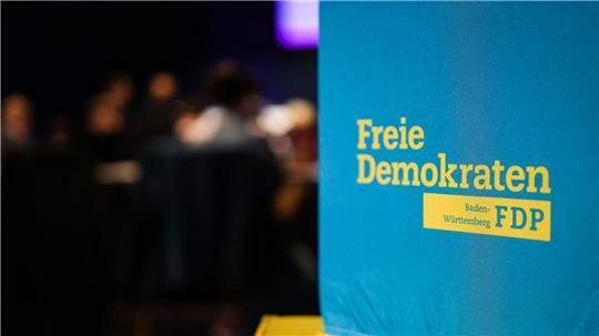 Das Logo der FDP Baden-Württemberg ist während des Landeshauptausschusses der FDP Baden-Württemberg auf einem Sitzwürfel zu sehen.