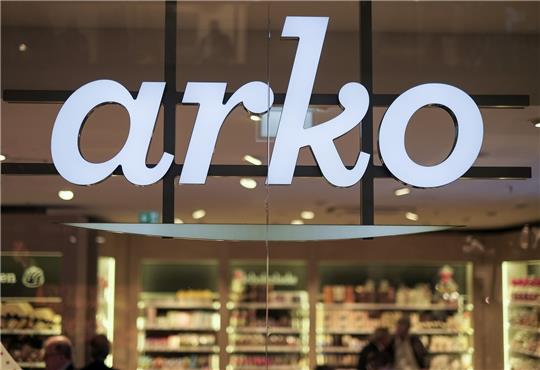 Das Logo der Firma Arko am Eingang einer Filiale. Foto: picture alliance / dpa