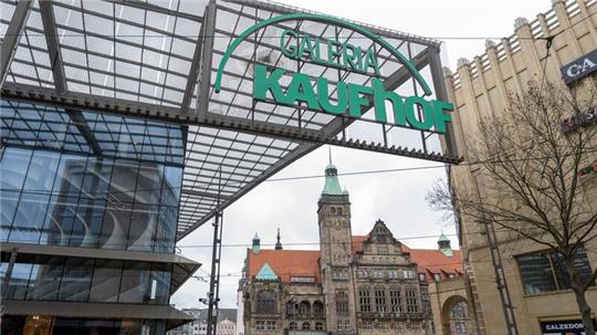 Das Logo der Galeria Kaufhof prangt groß über dem Neumarkt in Chemnitz. Die Filiale ist auch von den Schließungen betroffen (Archivbild).