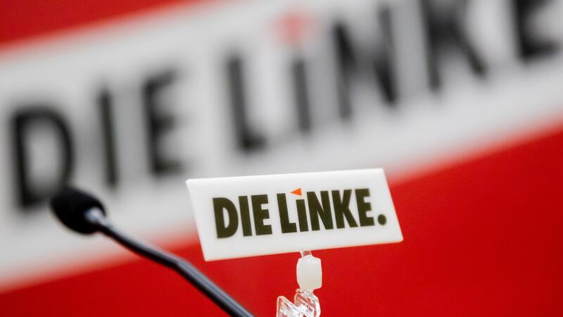 Linke hat Mitgliederzuwachs seit Wagenknecht-Austritt Das Logo der Linken ist bei einem Parteitag an einem Mikrophon angebracht.